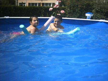 Moi et mon cousin Ugo dans la piscine chez ma cousine