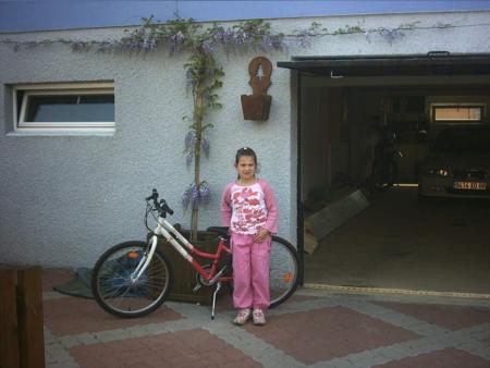 Moi devant le garage sur mon v�lo !